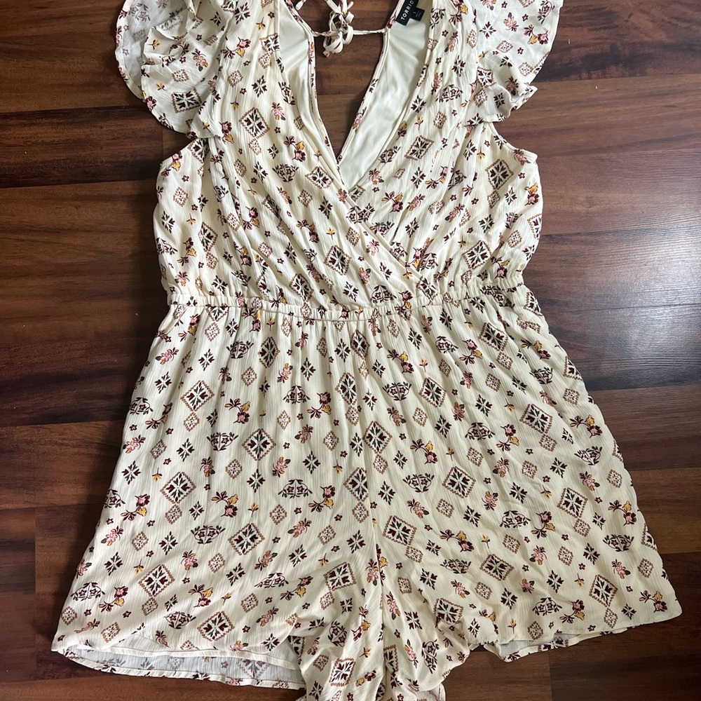 Torrid Floral Boho Romper Size 1 | Flutter Sleeve V-Neck Tie Back Short Romper
